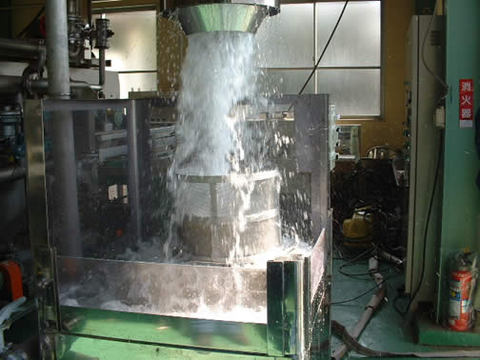 イシダテックが開発した機械。酒米用自動洗米システム「K.I.D.S」。使用時の画像